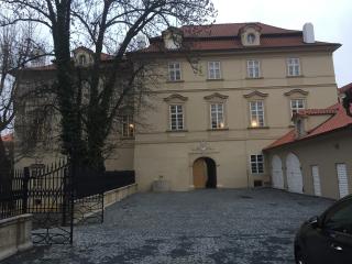 Novostavba garáží a demolice stávajících garáží Valdštejnská 153/8