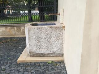 Novostavba garáží a demolice stávajících garáží Valdštejnská 153/8